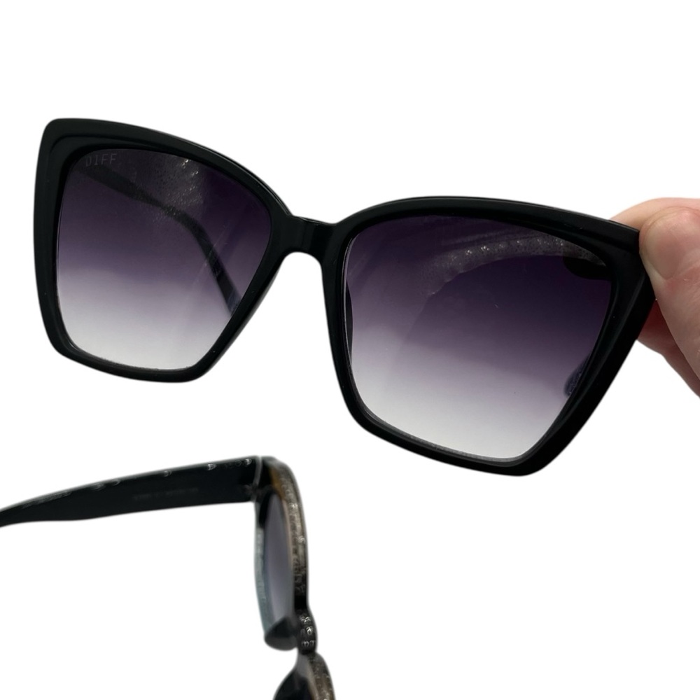 Bundle of Sunglasses - Picture 7 of 11